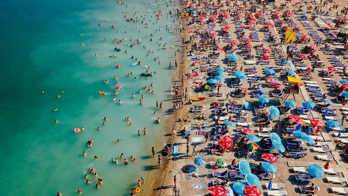 Taxă de 200 de lei pentru un cearșaf la malul mării, în Mamaia. Prețul unui șezlong este de 150 de lei