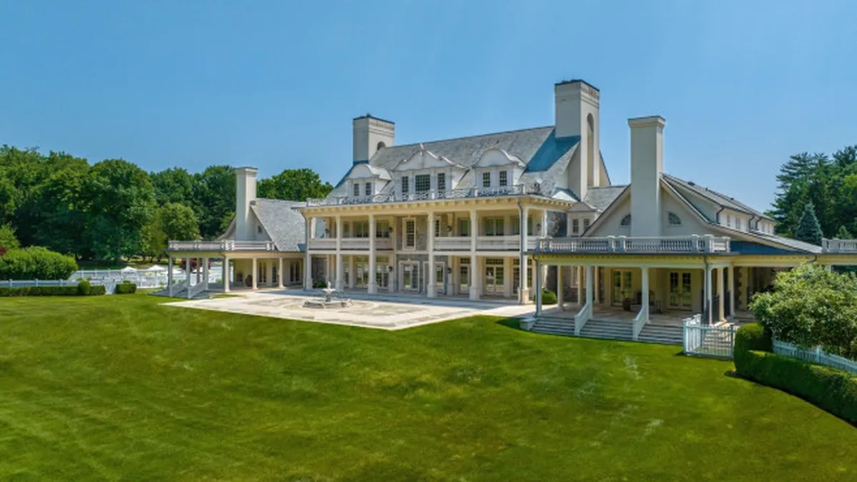 Casa uriașă a unui miliardar celebru cu un garaj pentru 30 de mașini a fost scoasă la vânzare. Cum arată castelul de 5.000 de metri pătrați