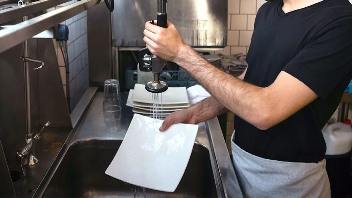 Cât câștigă un spălător de vase în Franța. Cazarea și masa sunt asigurate