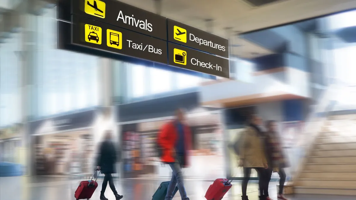 Schema prin care un tânăr a călătorit mai ieftin cu avionul. „Pur și simplu s-a dus la un ghișeu pentru a-și lua biletul”