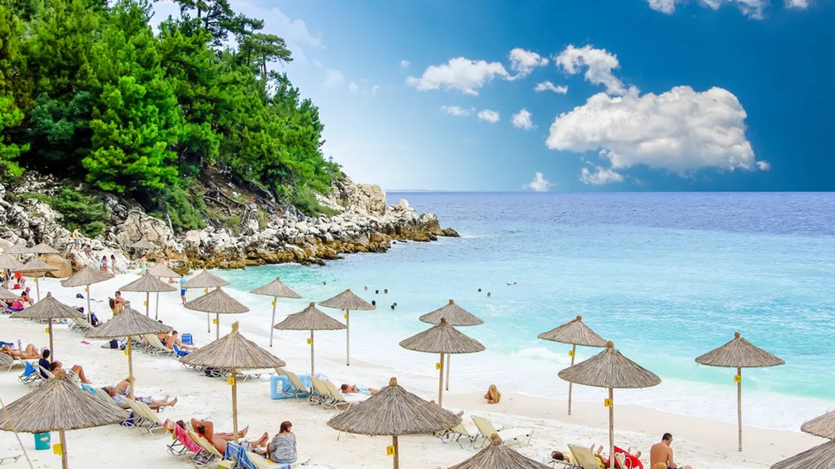 Plajele din Grecia se transformă în Mamaia! Tarifele șezlongurilor au bubuit „Aici e ca la Mamaia, mai nou!”