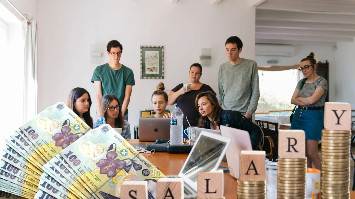 Salarii august 2023. S-a semnat decretul! Banii pentru o categorie de români intră mai devreme pe card