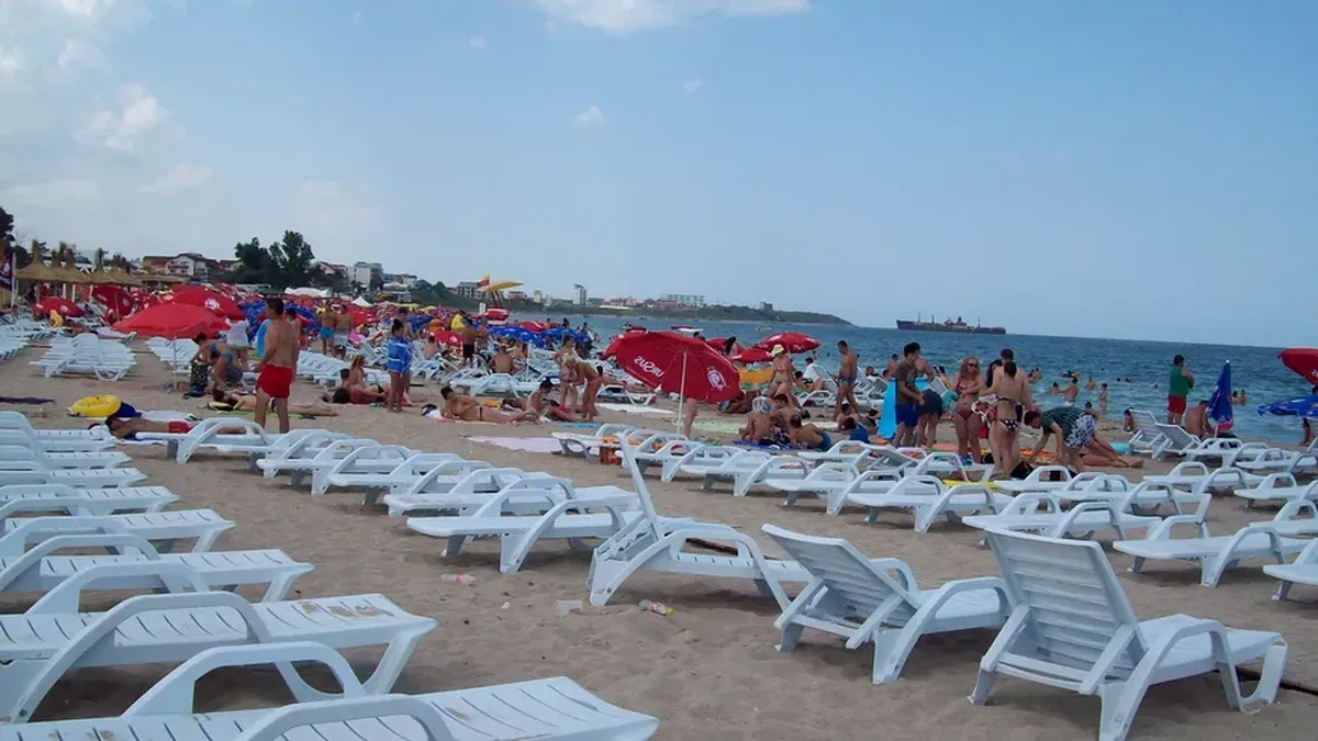 Pasul și șezlongul! Disperarea turiștilor, din cauza șezlongurilor înghesuite de pe litoral „Nu cumva administratorul de plajă are obligația de a asigura și niste wc-uri?”