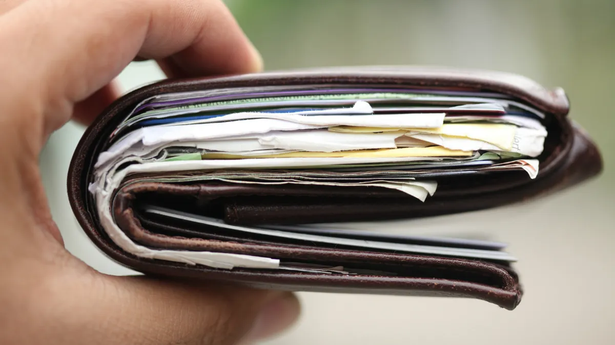 Obiecte pe care nu e bine să le ţii în portofel. Atrag ghinionul în viața ta și te pot încărca energetic negativ
