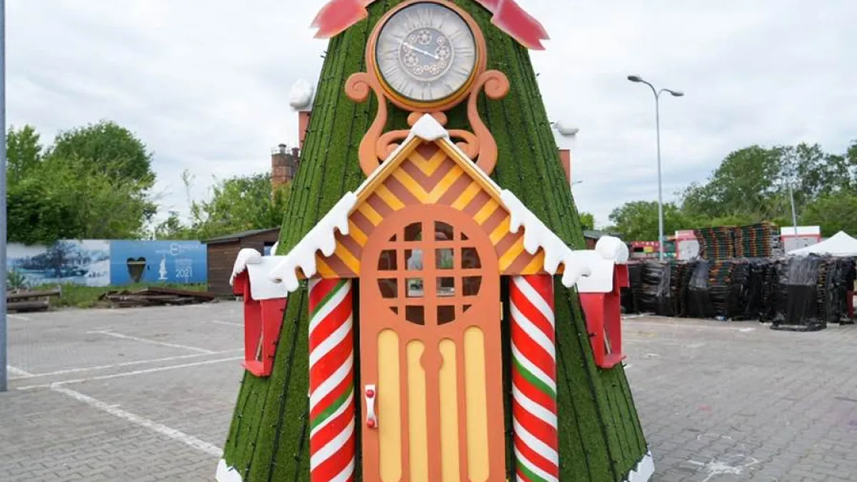 Înghețata de pe caniculă duce cu gândul la zăpadă! Pe cod portocaliu, craiovenii au construit deja căsuța Moșului în Târgul de Crăciun