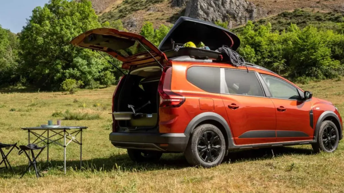 Ce preț are Dacia Jogger cu opţiunile de cort, saltea pliabilă şi jaluzele opace. Este mașina perfectă pentru  iubitorii de natură