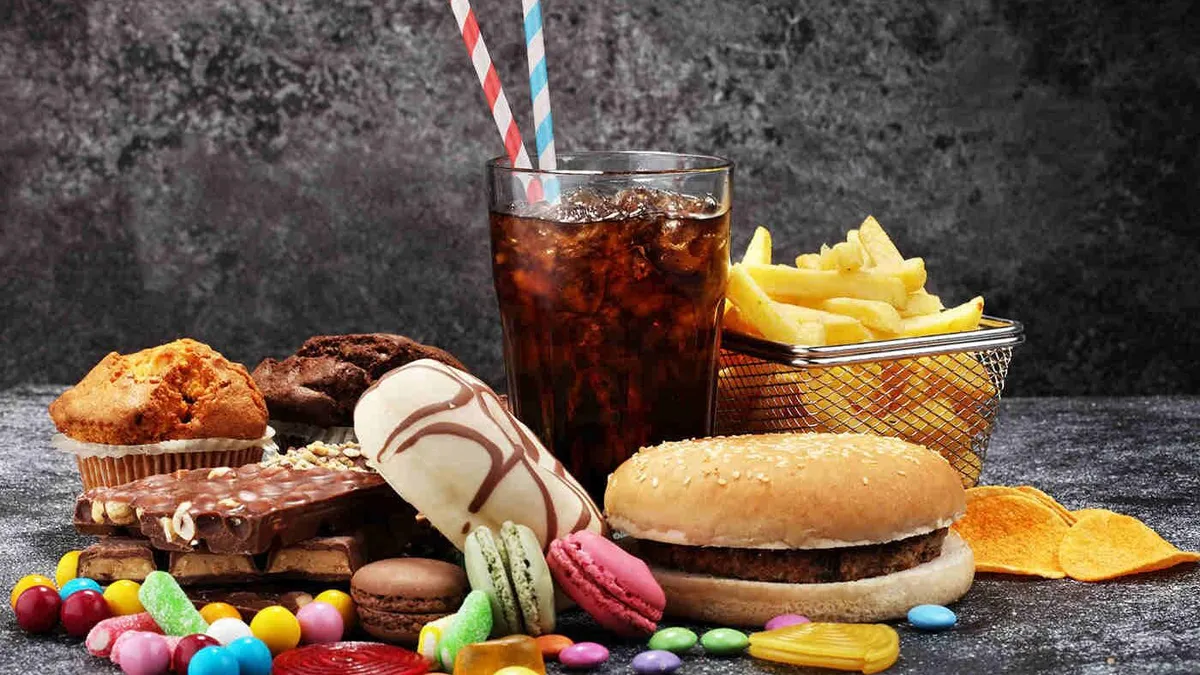 Alimentele ultraprocesate și efectul consumului lor asupra sănătăţii. Cât ne pot scurta viaţa cerealele, băuturile carbogazoase şi fast-food-ul