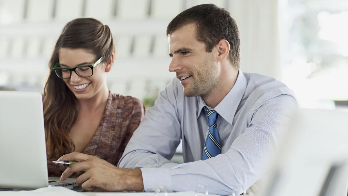 Peste 1.680 de ore pe an, petrecute la birou. Efectul neaşteptat pentru angajaţi!