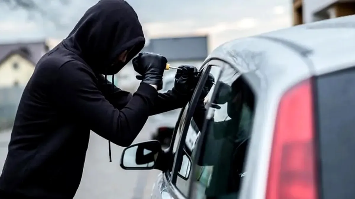 Noua metodă de spargere a maşinilor parcate în Bucureşti. Cum au furat trei bărbaţi aproape 200.000 de euro