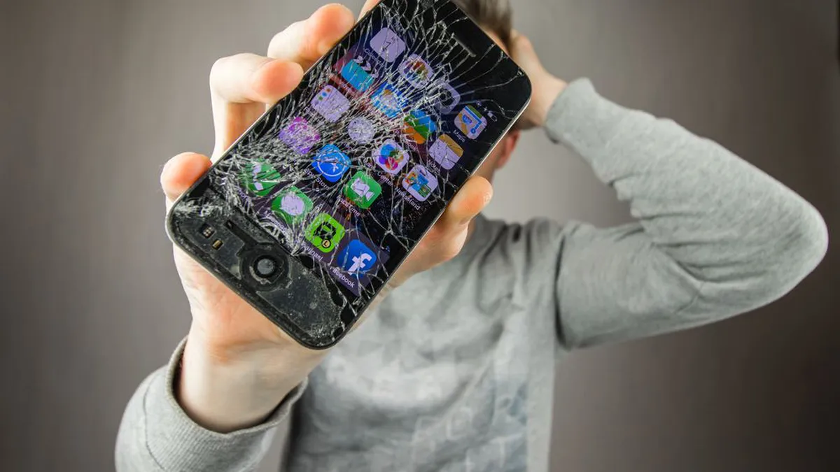 Nu este glumă! Ce au găsit angajații unui service GSM în carcasa telefonului: „Cei 200 de lei sunt ai tăi!”