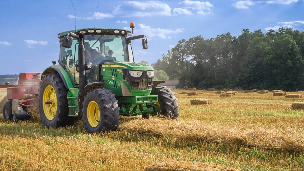 Fermierii români, revoltaţi de obligativitatea de a avea permis de conducere pentru tractor. Ce acte sunt necesare şi ce categorie de carnet