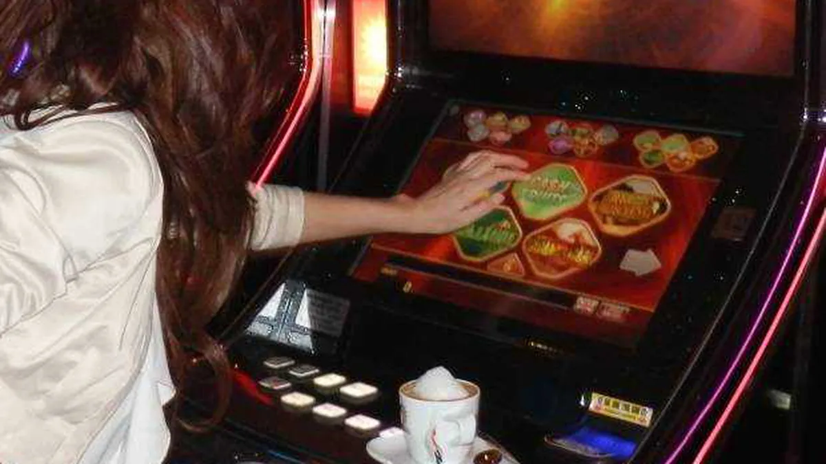 Învățătoarea care a tocat banii părinților la păcănele s-a reîntors la școală! Care a fost reacția colegilor după ce a câștigat procesul