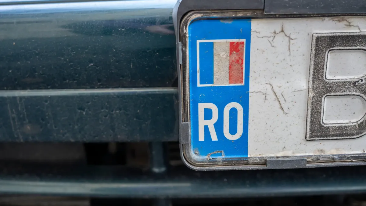 Schimbare majoră în Codul Rutier 2023. Ce combinaţii de trei litere sunt interzise pe plăcuţele de înmatriculare