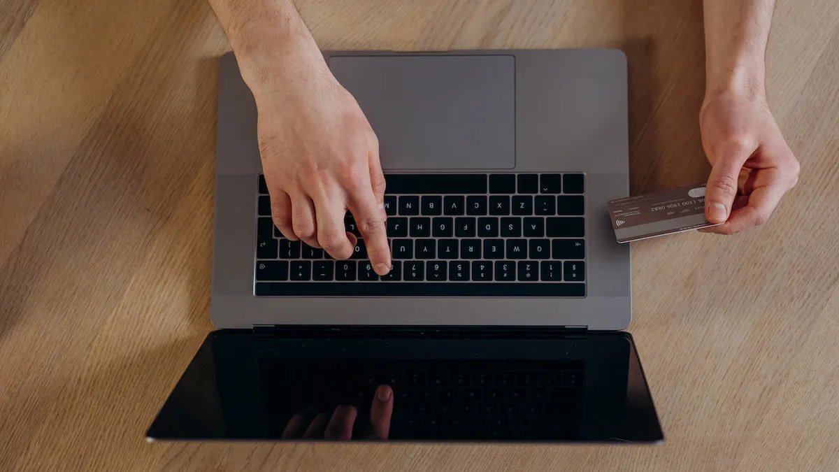 Coletul, noua metodă de înșelătorie care te poate lăsa fără bani în cont. Iată ce să NU faci sub nicio formă