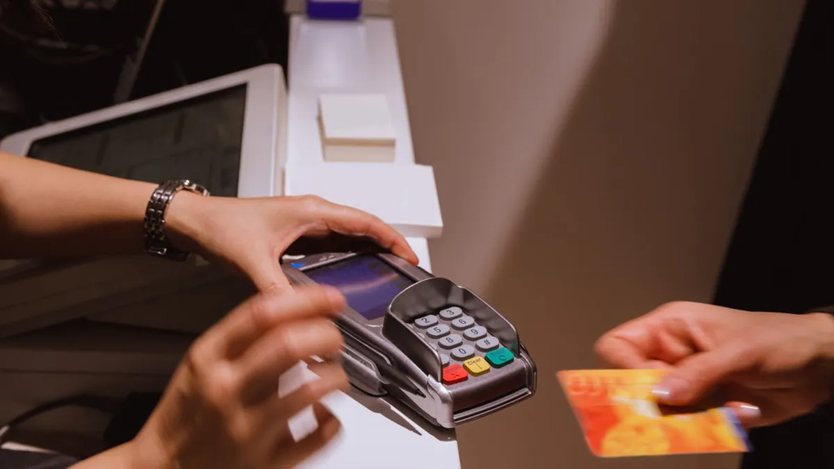 Lista magazinelor unde pot fi folosite cardurile cu primele pentru carieră didactică va fi publică imediat ce cardurile vor fi încărcate