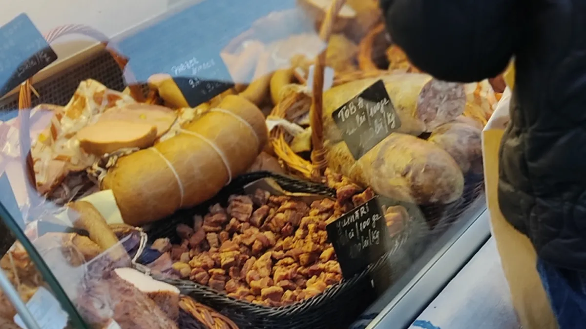 Cât costă o porție de jumări la târgul din centrul Clujului. Oamenii sunt revoltați de cât trebuie să scoată din buzunar