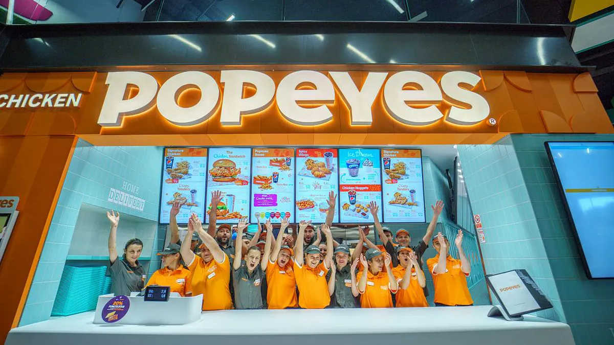 Popeyes caută casieri şi lucrători în bucătărie. Angajaţii primesc şi tichete de masă de 600 de lei lunar! Ce salariu oferă