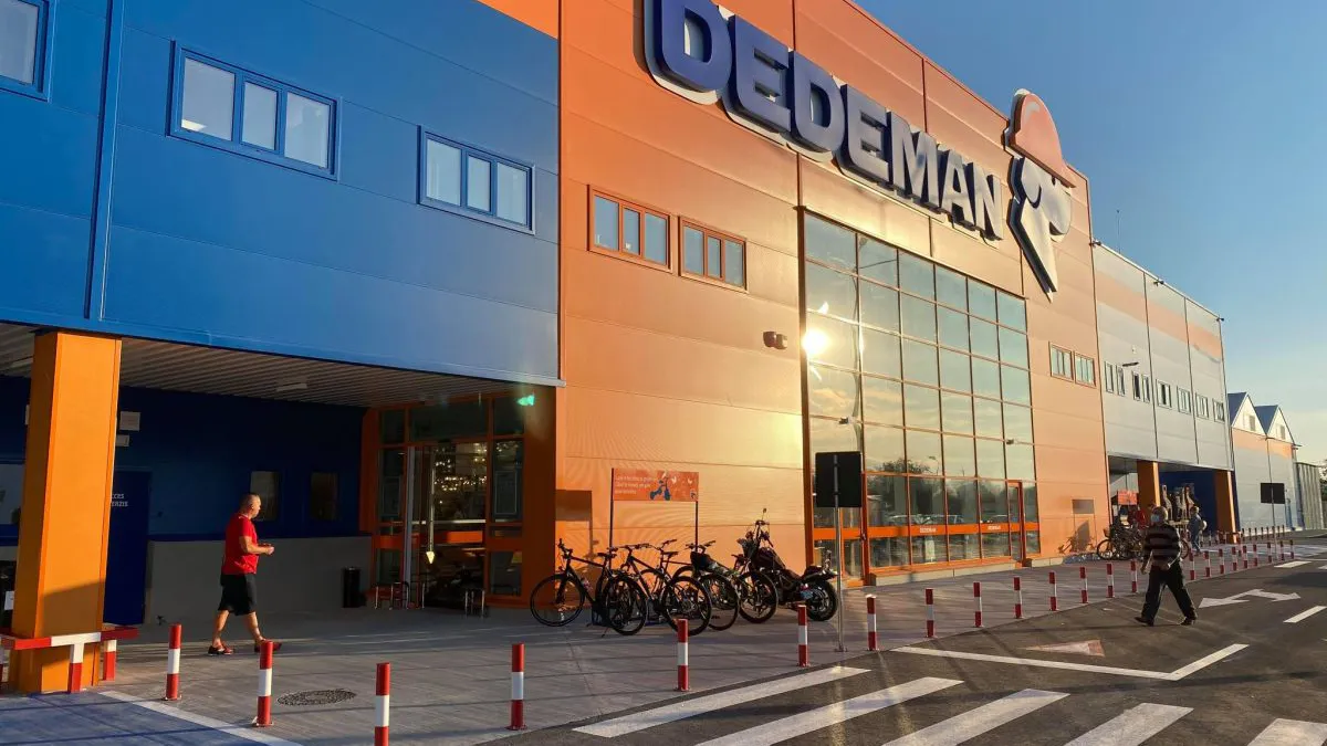 Dedeman face angajări în mai multe orașe din România. Cât câștigă pe lună un angajat care lucrează acolo
