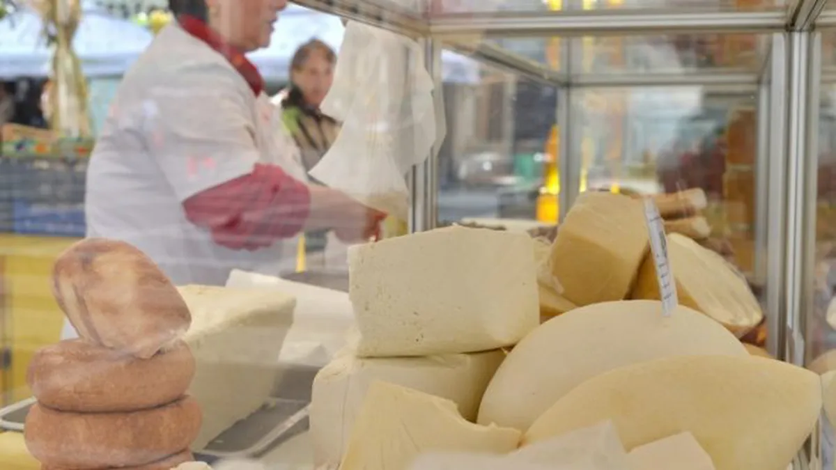 Înșelătorie în piețele din București. Ce nereguli au descoperit inspectorii ANPC. Nici brânza de vaci nu mai e ce a fost