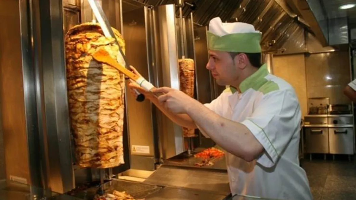 Cât câștigă un shaormar în București. Salariul este mai mare decât al unui profesor