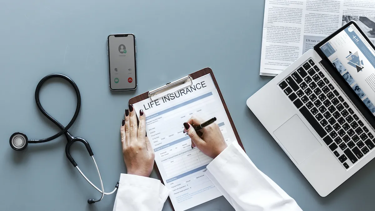 O nouă asigurare de viață pe piața din România! Românii pot primi banii înapoi într-un procent de 30% sau 50%