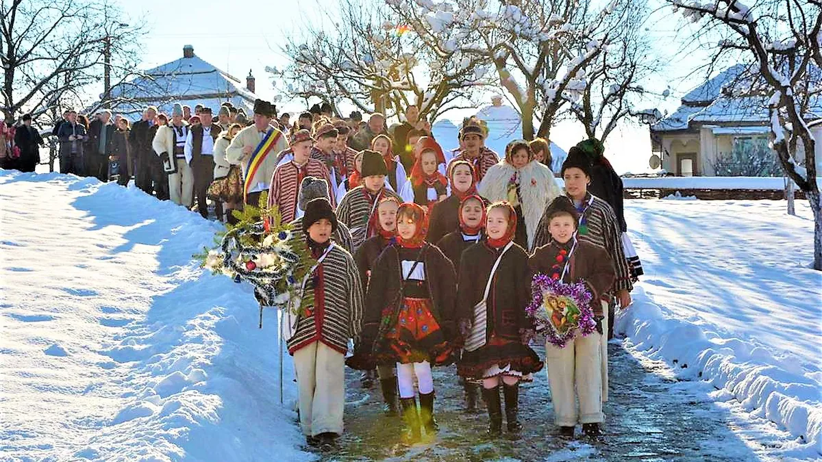 Câți bani câștigă colindătorii în perioada sărbătorilor de iarnă. Unde se mai respectă acest obicei