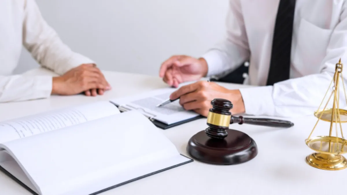 Jobul de consilier juridic în dreptul muncii în 2023. Cum să câștigi mii de euro, tichete de masă și bonusuri speciale