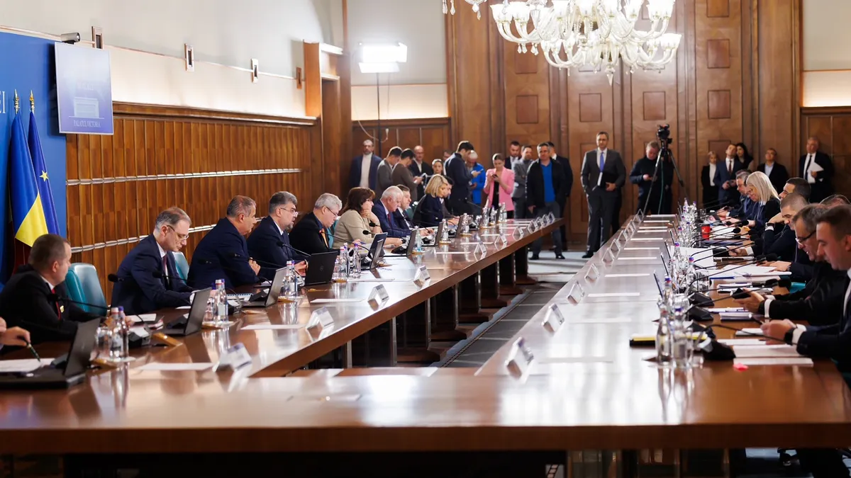 Când și cu cât crește salariul minim în 2024. Cele trei variante discutate la Guvern