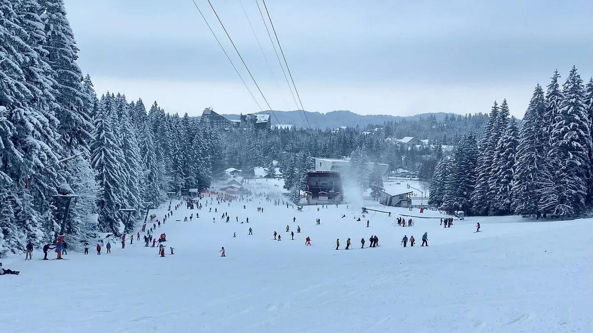 Prețurile din stațiunea Poiana Brașov, mai mari decât anul trecut. Cât trebuie să plătească turiștii pentru o zi la schi