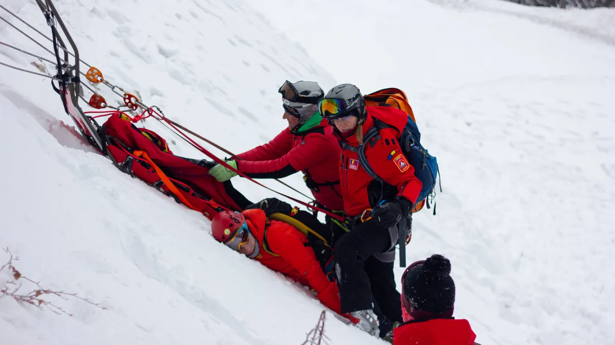 Salvamontiștii amenință cu blocarea activității montane din România. „Și așa suntem puțini, aceste măsuri ale Guvernului ne afectează foarte tare”