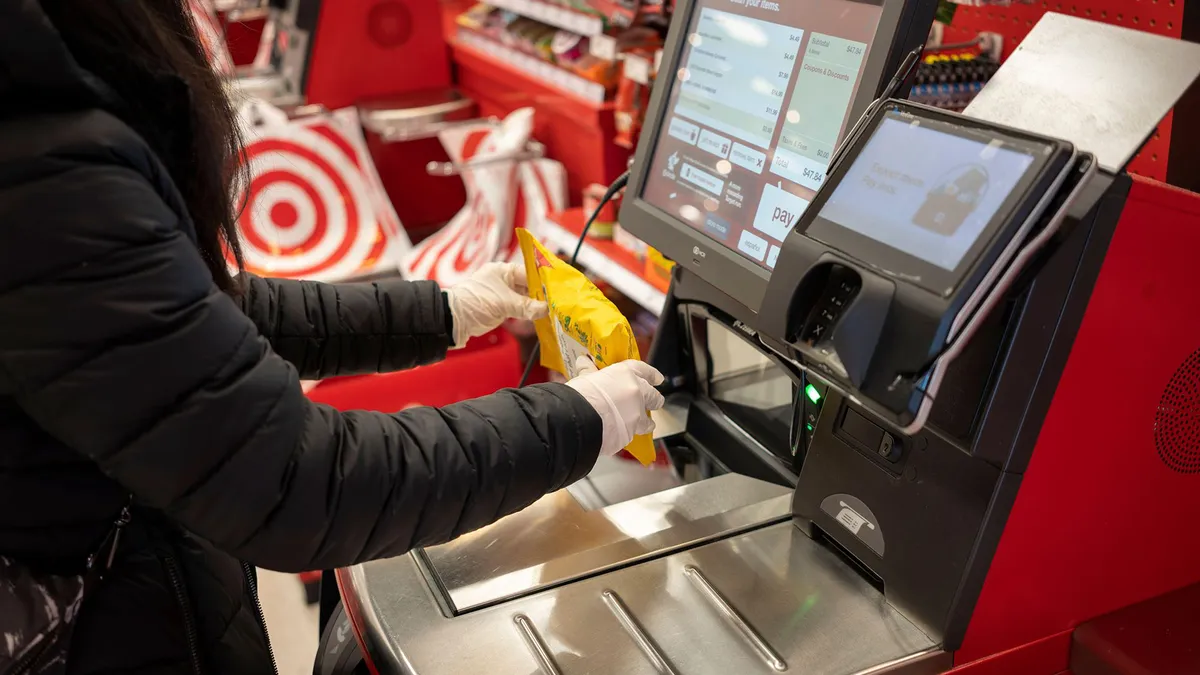 Casele de marcat self-checkout, efect de bumerang: 50% dintre tinerii clienţi ai magazinelor fură produse, arată un sondaj