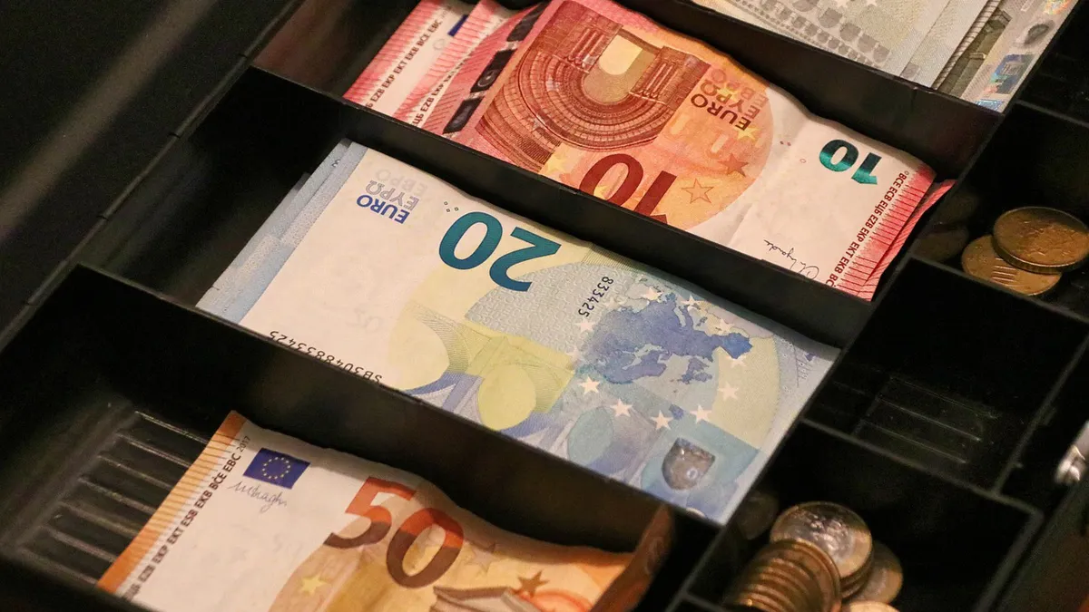 Lege pentru plata cash. Supermarketurile, magazinele de proximitate și farmaciile vor trebui să accepte numerar