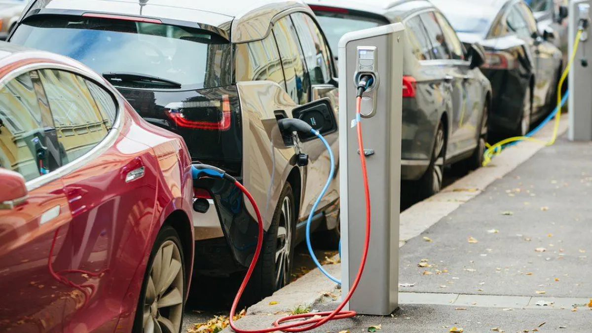 Mașinile electrice, din ce în ce mai căutate. Numărul a crescut cu 35% în 2023. Care sunt modelele aflate în top trei