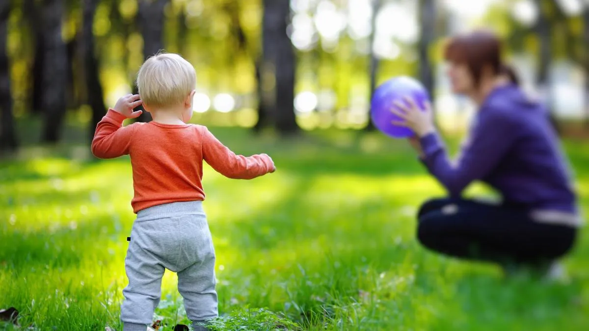 Schimbarea anului 2024 pentru asistenții maternali. Cine sunt românii care NU pot lua copii în plasament