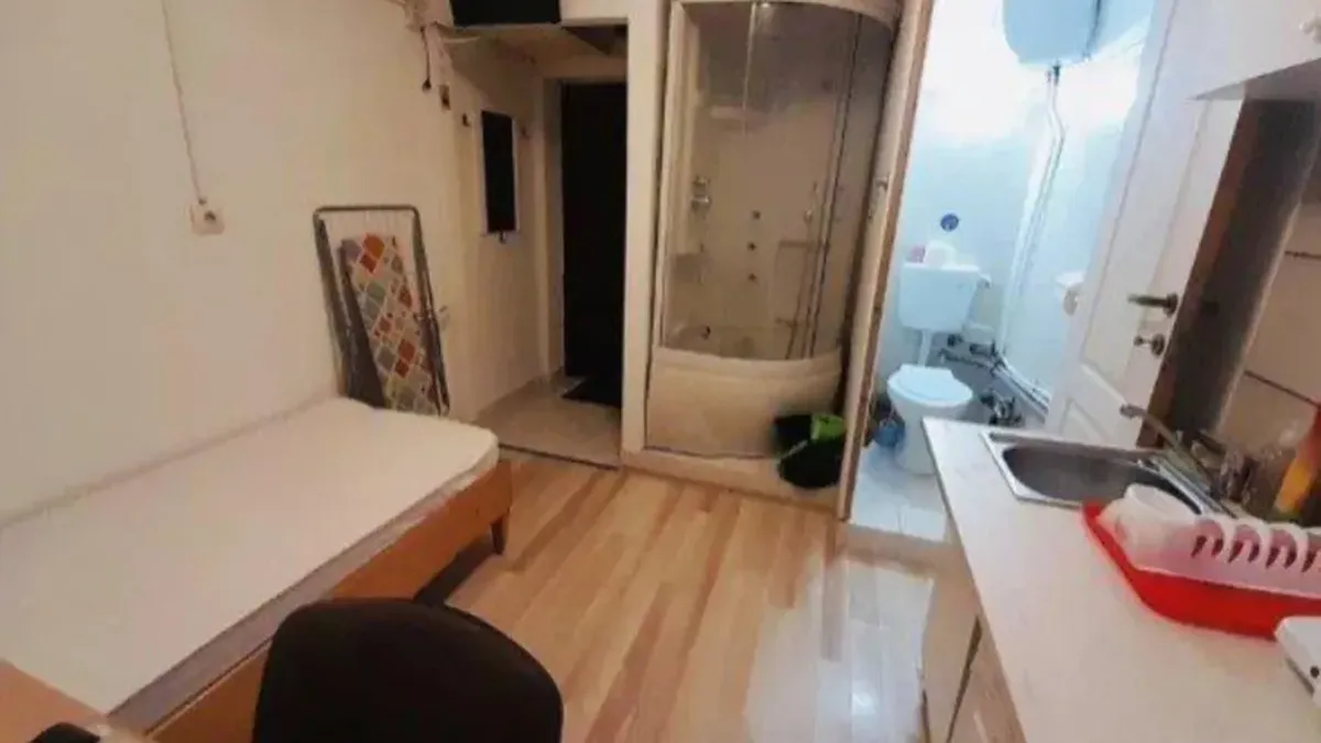 Suma colosală la care se vinde o garsonieră de 10 metri pătrați, pe OLX. Intrarea se face prin balcon. ”Duce la o mare frustrare”