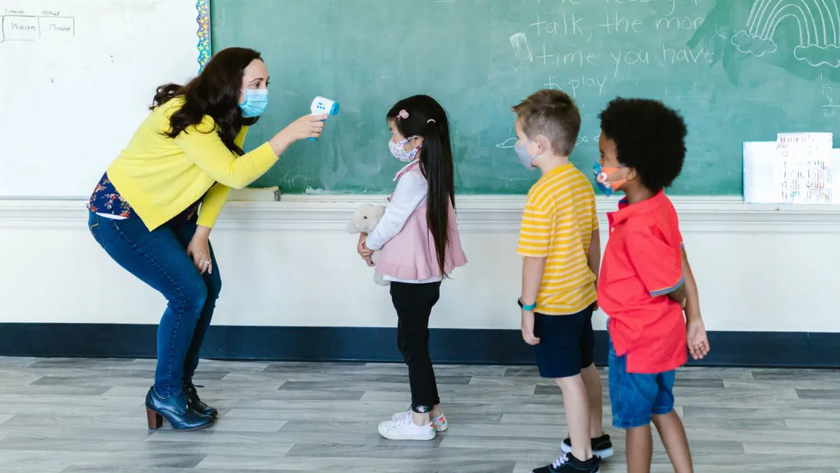 Instituirea stării de alertă epidemiologică în România aduce noi măsuri recomandate de autorități în școli și licee