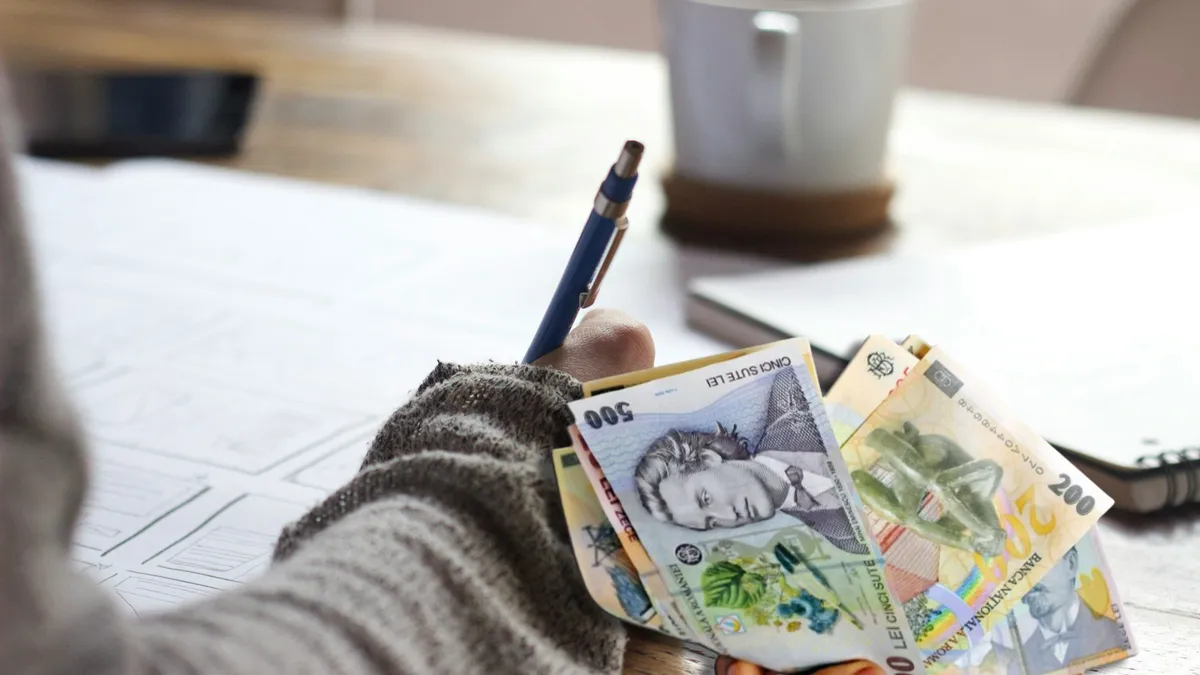 Modificările pe care le poate aduce legea salarizării. Guvernul și sindicatele negociază ierarhizarea salariilor și limitarea sporurilor la doar 20%