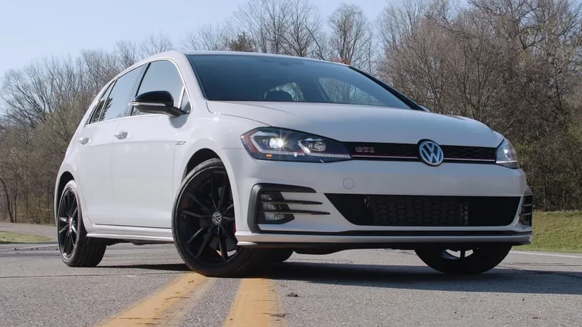 Volkswagen recheamă în service peste 260.000 de mașini din cauza riscului declanșării unui incendiu. Vezi modelele vizate