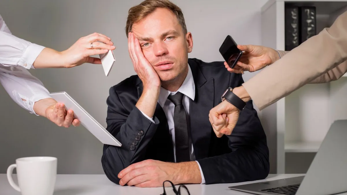 Spor de stres la locul de muncă. Angajații care se simt abuzați sau umiliți de șef pot cere compensații pentru prejudiciile suferite