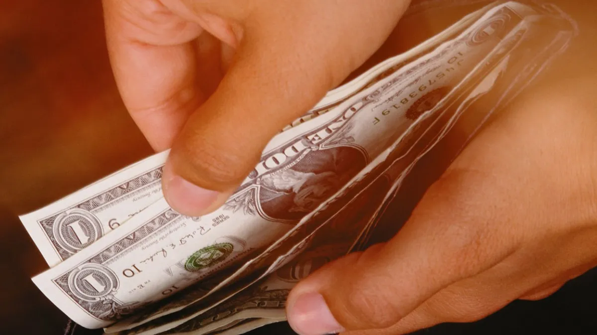 Datoria globală atinge un nou record: 39.000 de dolari de persoană. Care este situația României