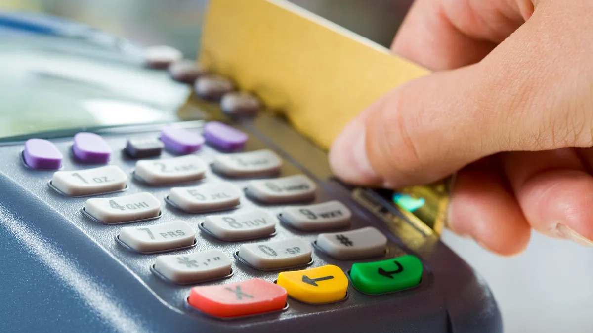 Cum poţi să scoţi bani de pe card, chiar dacă ai sold zero. Condiţiile pentru a avea un cont overdraft