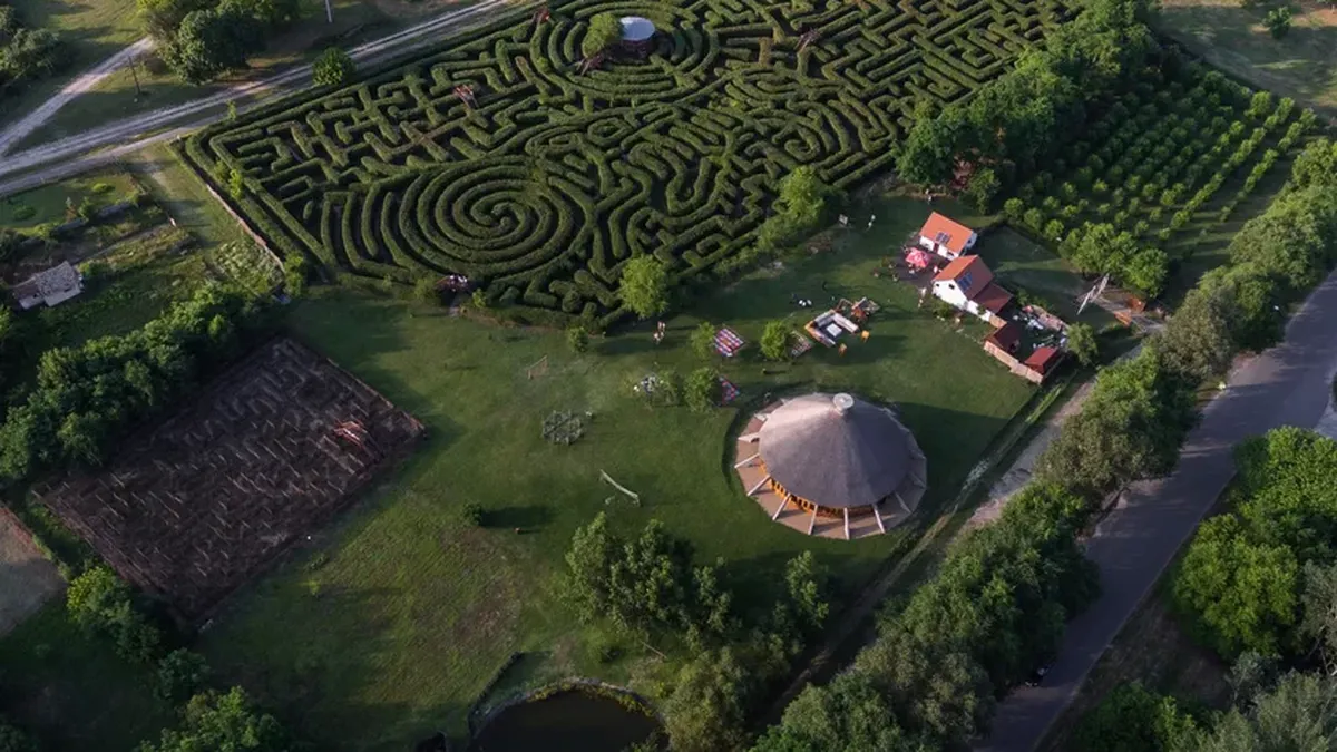 Labirintul superb care se află la doar două ore de România! Este unul dintre cele mai mari din Europa și este supranumit „Traseul Stelelor”