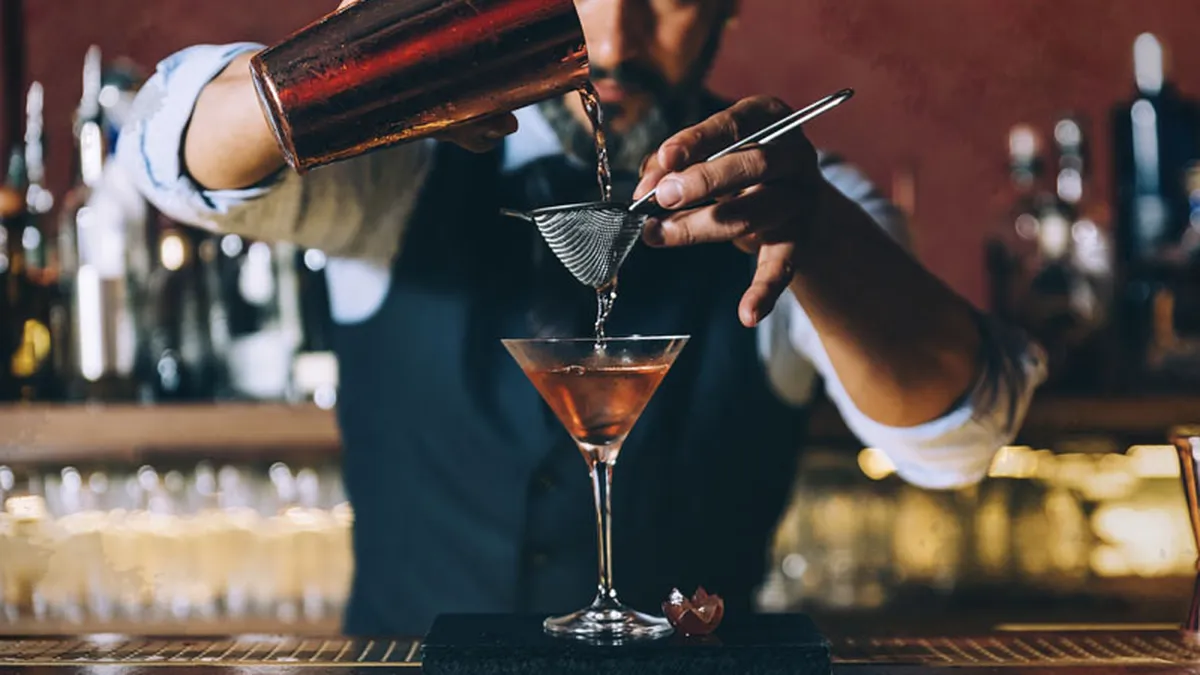 Locuri de muncă pentru vara lui 2024. Se caută barmani, ospătari și bucătari. Ce salarii se oferă