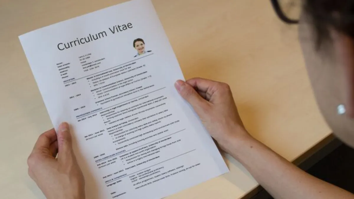 5 greșeli pe care le faci când scrii un CV, potrivit unui expert în cariere