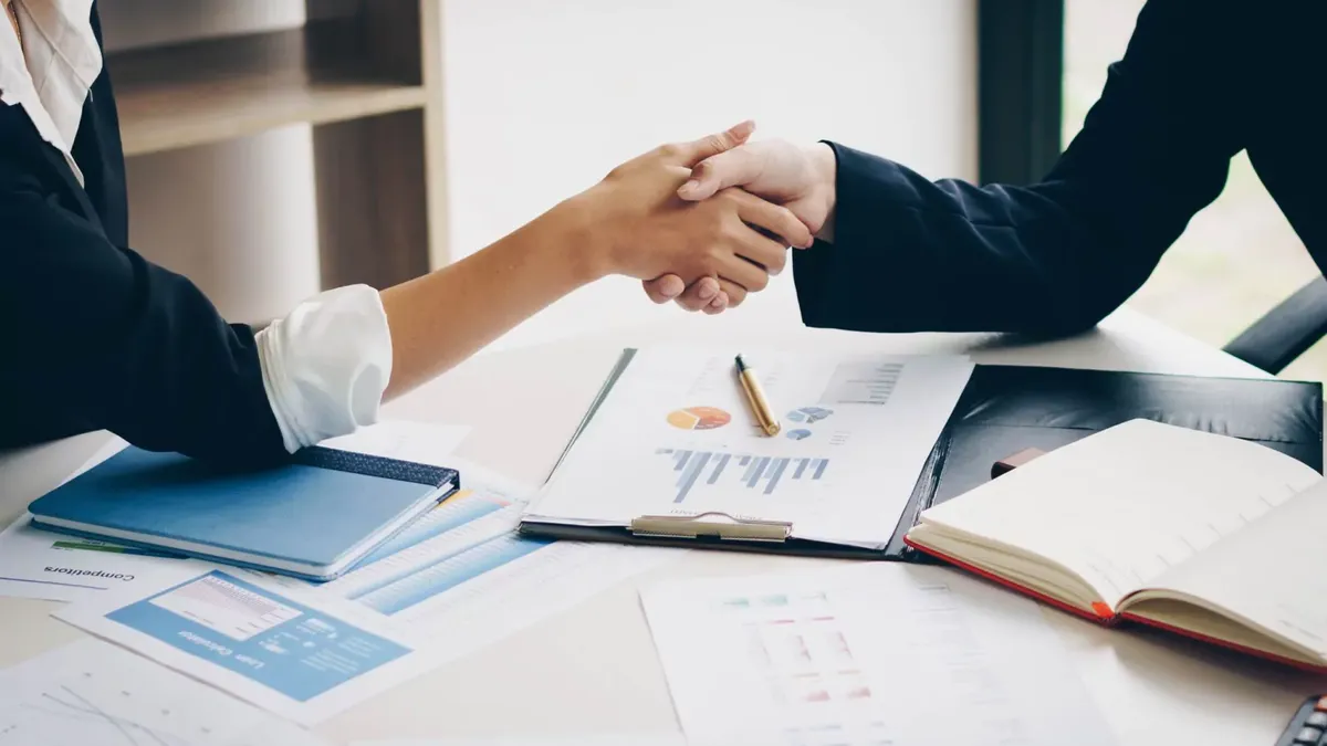 Raport PwC: piaţa de fuziuni şi achiziţii din România, sub aceeaşi perioadă a anului trecut. Motivele pentru care specialiştii nu sunt îngrijoraţi