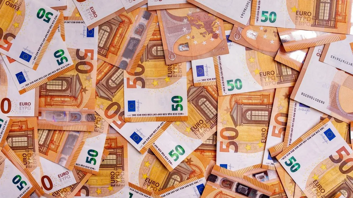 Țeapa primită de mai mulți români din Vrancea și Buzău. Au cumpărat valută în bancnote de 50 euro, atrași de cursul avantajos, dar s-au trezit cu o surpriză