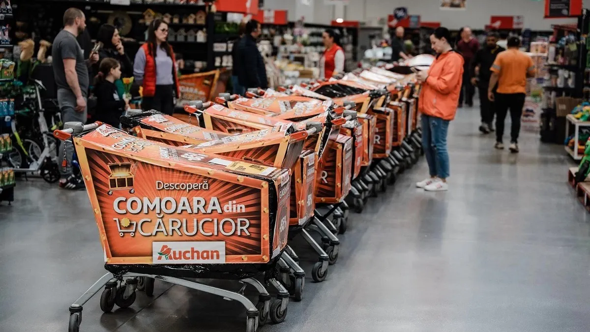 Bătaie pe cărucioare - surpriză de la Auchan. În 10 dintre magazine s-au vândut toate cărucioarele în mai puțin de o oră. Un român a cumpărat 5 cărucioare, cea mai mare reducere fiind de 2.250 lei!