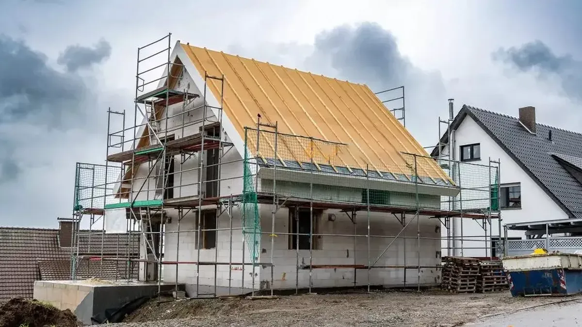 Amenzi uriaşe pentru românii care îşi construiesc casă şi nu respectă această regulă. Care este distanţa minimă între clădiri