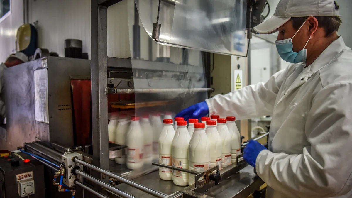 Cea mai mare fabrică din România ce prelucrează lapte a fost dotată cu roboți și energie regenerabilă. A dat lovitura pe piață după trei decenii