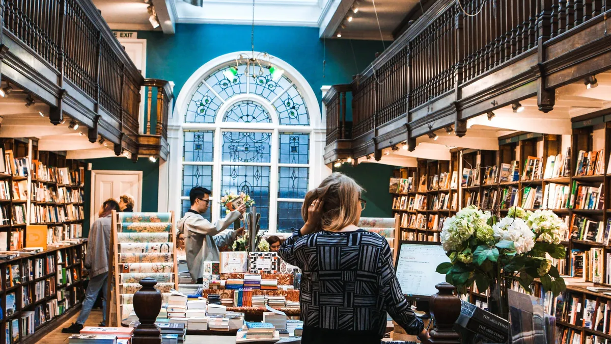 Când, unde, cât și de ce citesc românii. Câţi români alocă lunar un buget de peste 200 de lei pentru cărți